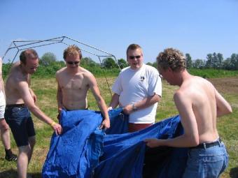 de tent komt weer tevoorschijn na exact een jaar in de zak