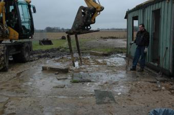 Betonnen steunbalken weghalen